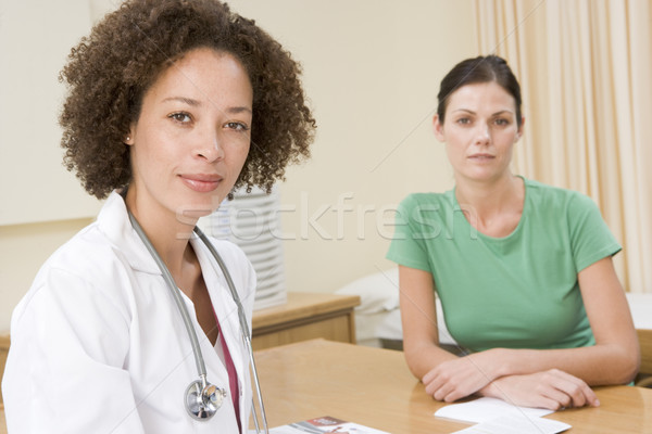 [[stock_photo]]: Femme · médecin · heureux · médicaux · parler