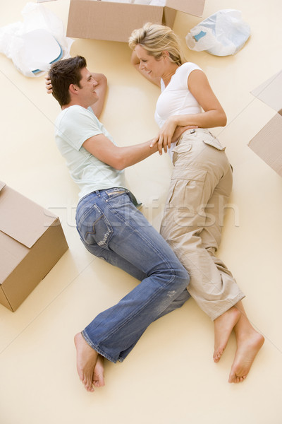 商業照片: 情侶 · 地板 · 打開 · 箱 · 新居 · 微笑