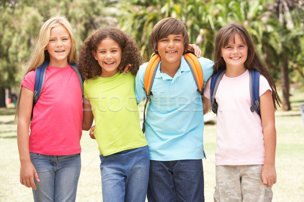 [[stock_photo]]: Groupe · permanent · parc · fille · enfants