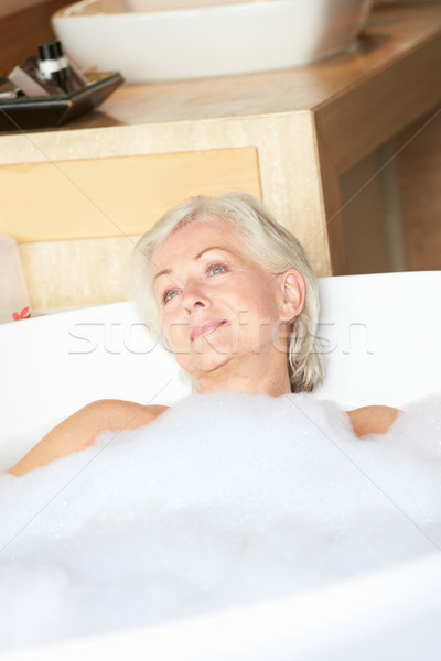 Stock foto: Senior · Frau · entspannenden · Schaumbad · glücklich