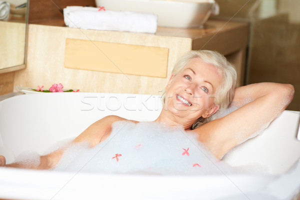 старший женщину расслабляющая жемчужная ванна счастливым Сток-фото © monkey_business