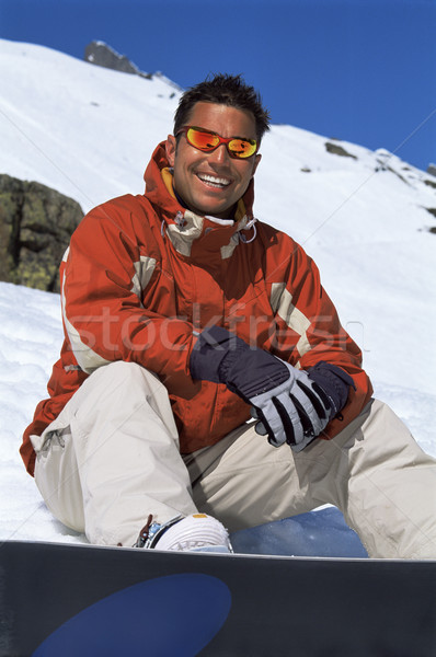 [[stock_photo]]: Jeune · homme · pause · snowboard · heureux · souriant