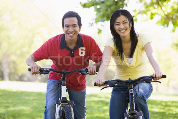 Foto stock: Casal · bicicletas · ao · ar · livre · sorridente · homem · bicicleta