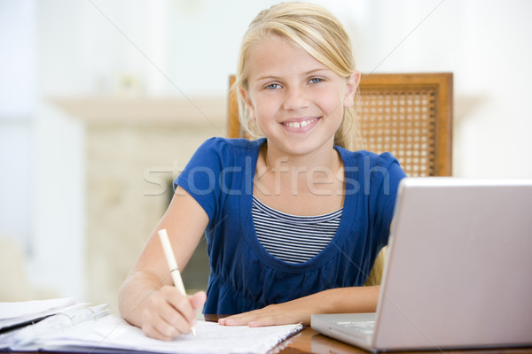 Zdjęcia stock: Młoda · dziewczyna · laptop · praca · domowa · jadalnia · uśmiechnięty · komputera