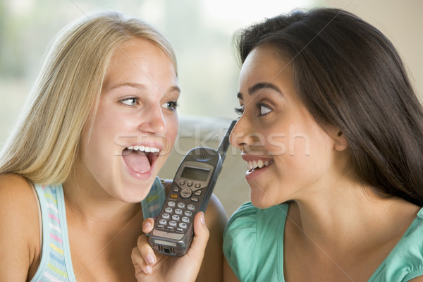 Foto stock: Falante · telefone · feliz · tecnologia · amigos