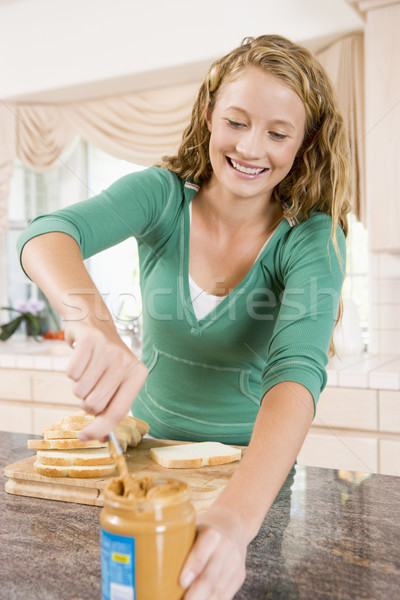 Tinilány készít mogyoróvaj szendvics otthon kés Stock fotó © monkey_business