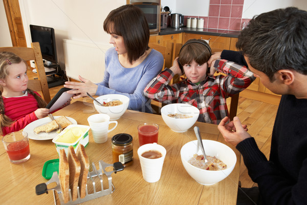 Eltern Aufnahme weg Gadgets Kinder Essen Stock foto © monkey_business