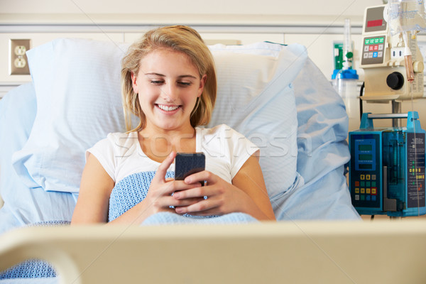 Tini női beteg mobiltelefon kórházi ágy boldog Stock fotó © monkey_business