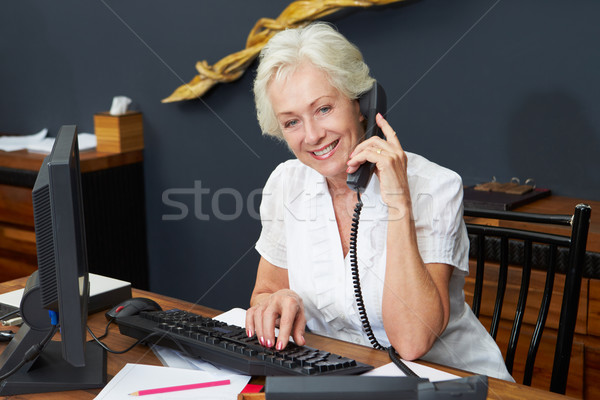 Hotel receptionist telefono ufficio felice Foto d'archivio © monkey_business