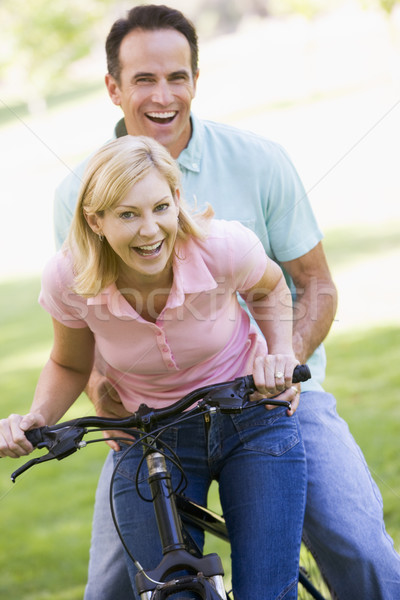 [[stock_photo]]: Couple · une · vélo · extérieur · souriant · femme