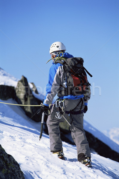 Joven montañismo hombre nieve invierno Foto stock © monkey_business