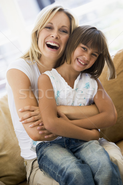 Stock foto: Frau · junge · Mädchen · Sitzung · Wohnzimmer · lächelnde · Frau · lächelnd