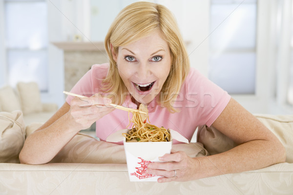 Foto stock: Mujer · comer · palillos · sofá · sonriendo · sofá