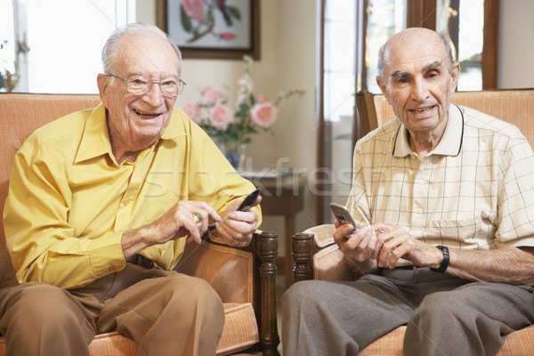 Idős férfiak sms üzenetküldés technológia barátok portré Stock fotó © monkey_business
