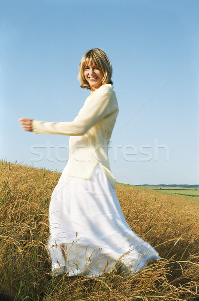 Foto stock: Mulher · ao · ar · livre · sorrindo · sorridente · verão · campo