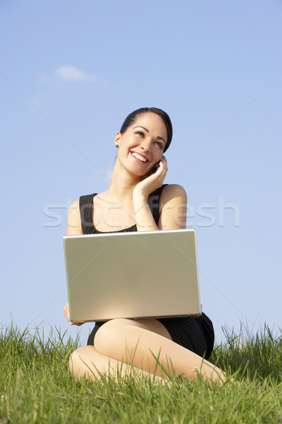 Foto stock: Mulher · usando · laptop · telefone · móvel · ao · ar · livre · computador