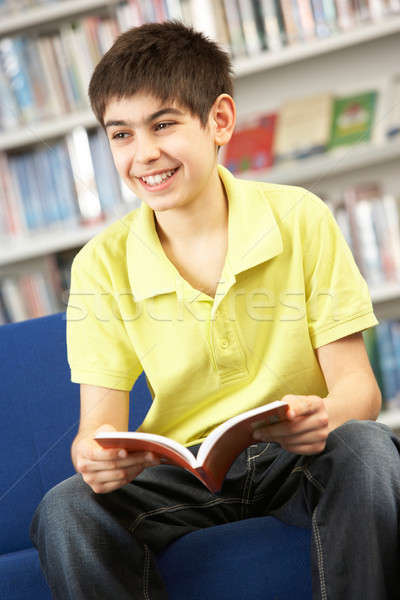 Masculin student bibliotecă lectură carte Imagine de stoc © monkey_business