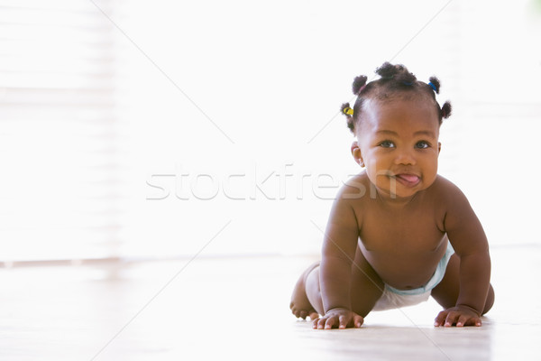 Stock foto: Baby · kriechen · drinnen · Lächeln · glücklich · cute