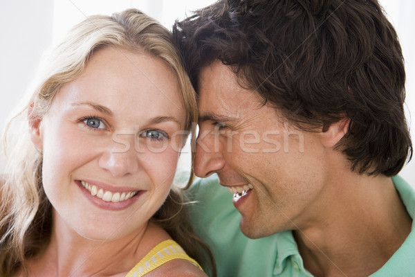 Foto stock: Pareja · salón · sonriendo · hombre · feliz · habitación