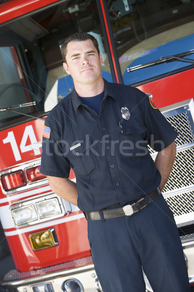 Foto stock: Retrato · bombeiro · carro · de · bombeiros · cor · em · pé · serviços