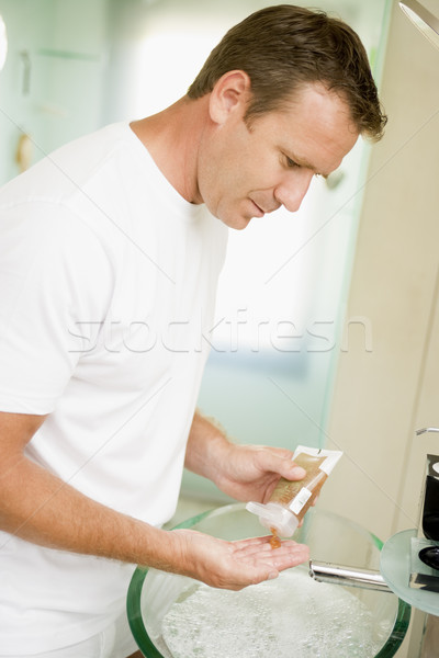 Homme salle de bain cheveux gel sexy beauté Photo stock © monkey_business