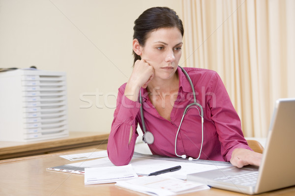 Orvos laptopot használ orvosi rendelő nő orvosi laptop Stock fotó © monkey_business