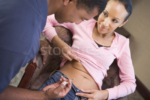 Om ajutor femeie droguri sarcină acasă Imagine de stoc © monkey_business