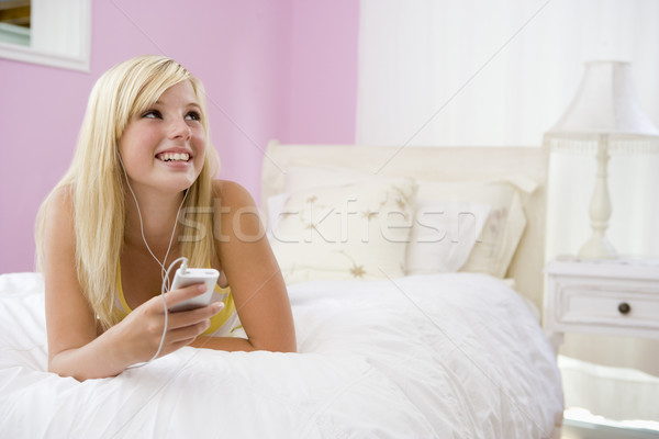 Tinilány ágy mp3 lejátszó zene lány fejhallgató Stock fotó © monkey_business