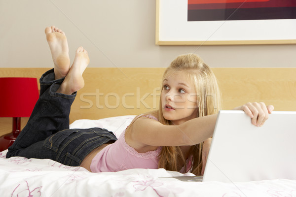 Winny za pomocą laptopa sypialni dziewczyna twarz Zdjęcia stock © monkey_business