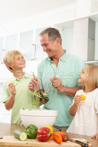 [[stock_photo]]: Petits · enfants · aider · grand-père · salade · modernes