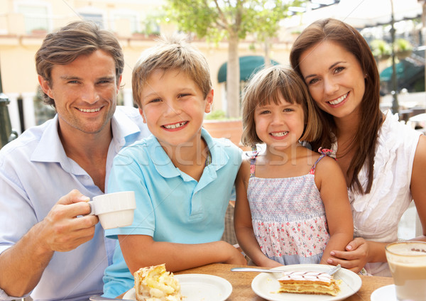 Tineri familie ceaşcă cafea tort Imagine de stoc © monkey_business