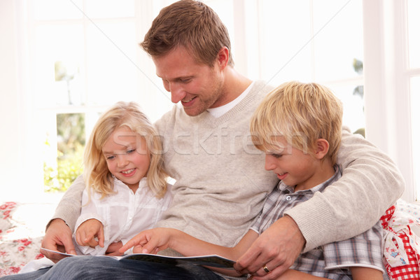 Adam çocuklar okuma birlikte kız erkek Stok fotoğraf © monkey_business