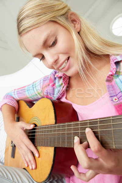 Foto stock: Jogar · violão · guitarra · adolescente · adolescentes