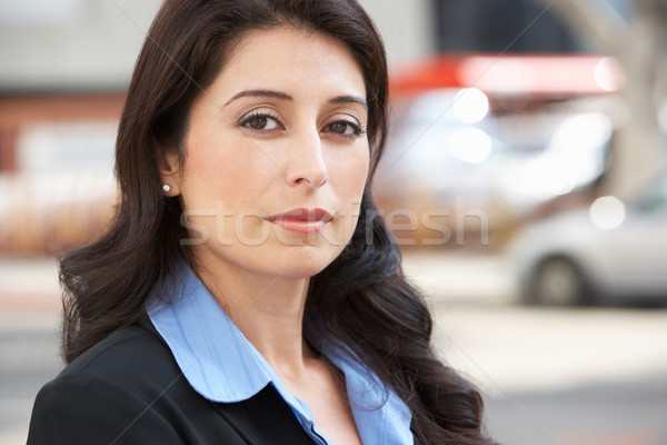 Stockfoto: Portret · zakenvrouw · permanente · straat · business · vrouw