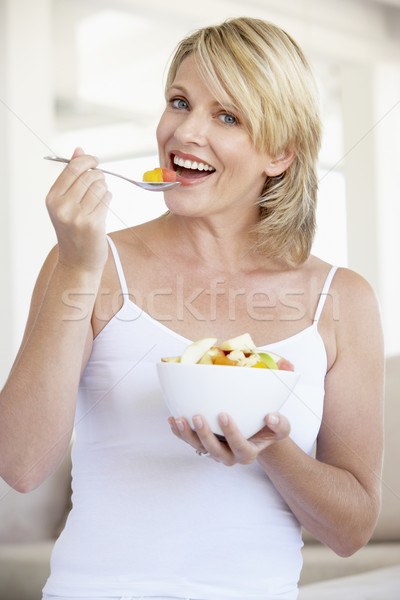 Imagine de stoc: Adult · femeie · mananca · fructe · proaspete · salată · alimente