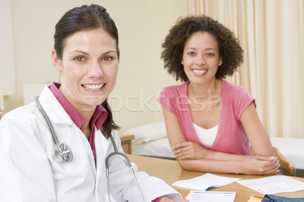 Femeie femeie zambitoare zâmbitor medic fericit Imagine de stoc © monkey_business