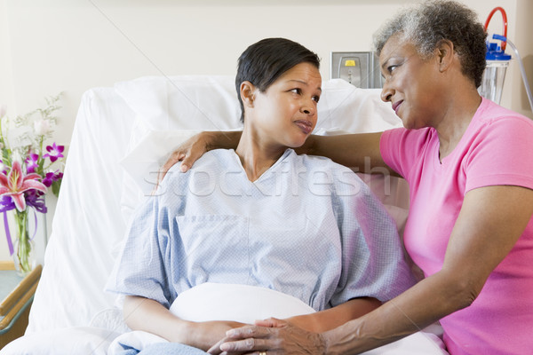 Foto d'archivio: Madre · figlia · guardando · altro · ospedale · medici