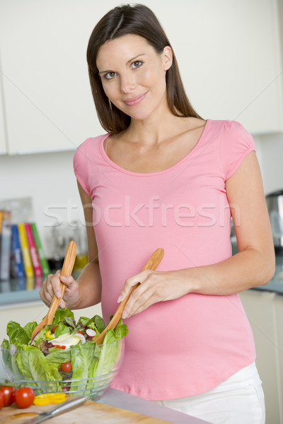 Foto stock: Mujer · embarazada · cocina · ensalada · sonriendo · alimentos