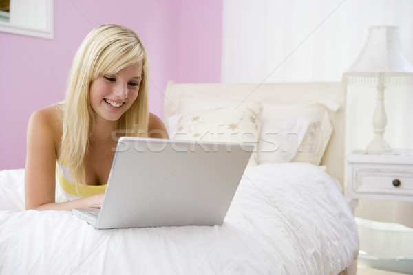 Tinilány ágy laptopot használ számítógép laptop dolgozik Stock fotó © monkey_business