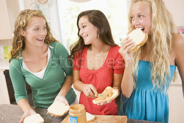 Sandwich-uri fericit bucătărie prietenii Imagine de stoc © monkey_business