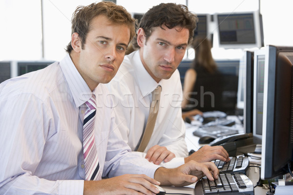 Foto stock: Colegas · ordenador · mujer · hombres · financiar