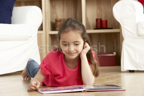 Foto stock: Jovem · leitura · livro · casa · crianças · feliz