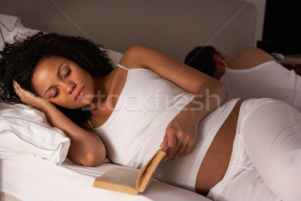 Femeie gravida dormi femeie copil carte cuplu Imagine de stoc © monkey_business