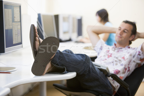Adam bilgisayar odası ayaklar yukarı rahatlatıcı gülümseme Stok fotoğraf © monkey_business