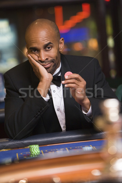 商業照片: 男子 · 輪盤賭 · 表 · 賭場 · 夜 · 男