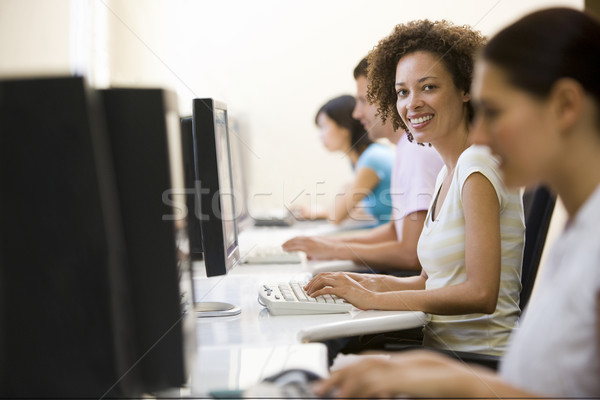 Patru persoane sala de calculatoare dactilografiere zâmbitor femeie birou Imagine de stoc © monkey_business