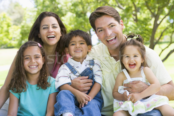 Foto d'archivio: Famiglia · seduta · esterna · sorridere · ragazza · amore