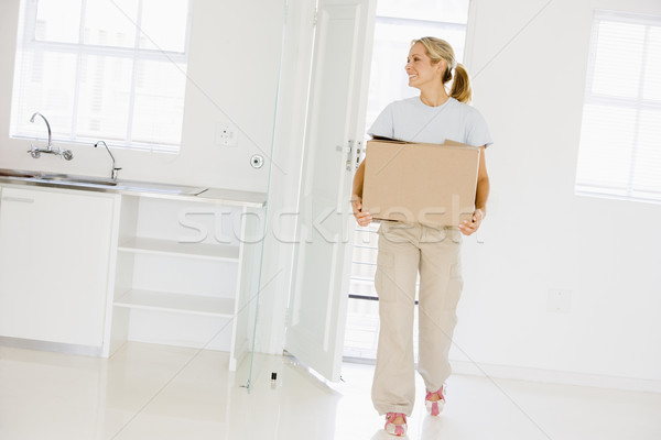Femeie cutie în mişcare casa noua femeie zambitoare zâmbitor Imagine de stoc © monkey_business