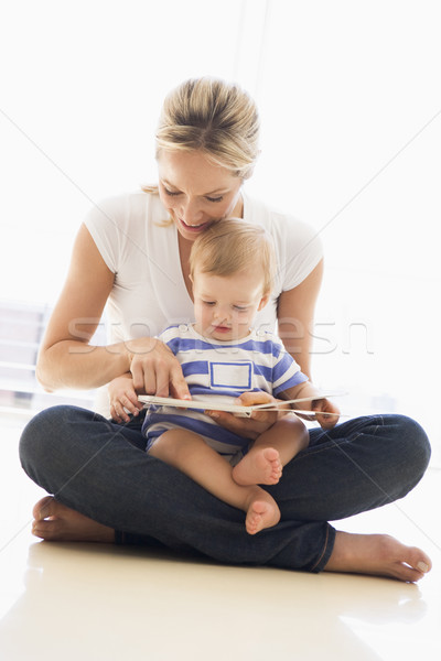 Madre bebé lectura libro sonriendo Foto stock © monkey_business