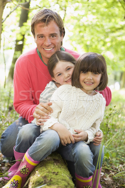Foto d'archivio: Padre · esterna · boschi · seduta · sorridere · felice